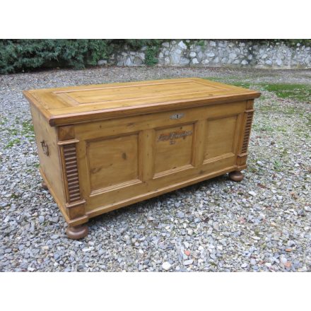 # 2051 Antique Pine Trunk (Waxed)