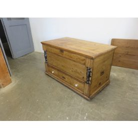 Pine trunk with bottom drawer