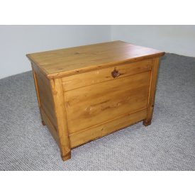 #2557 Antique Pine Blanket Chest - Finished with wax